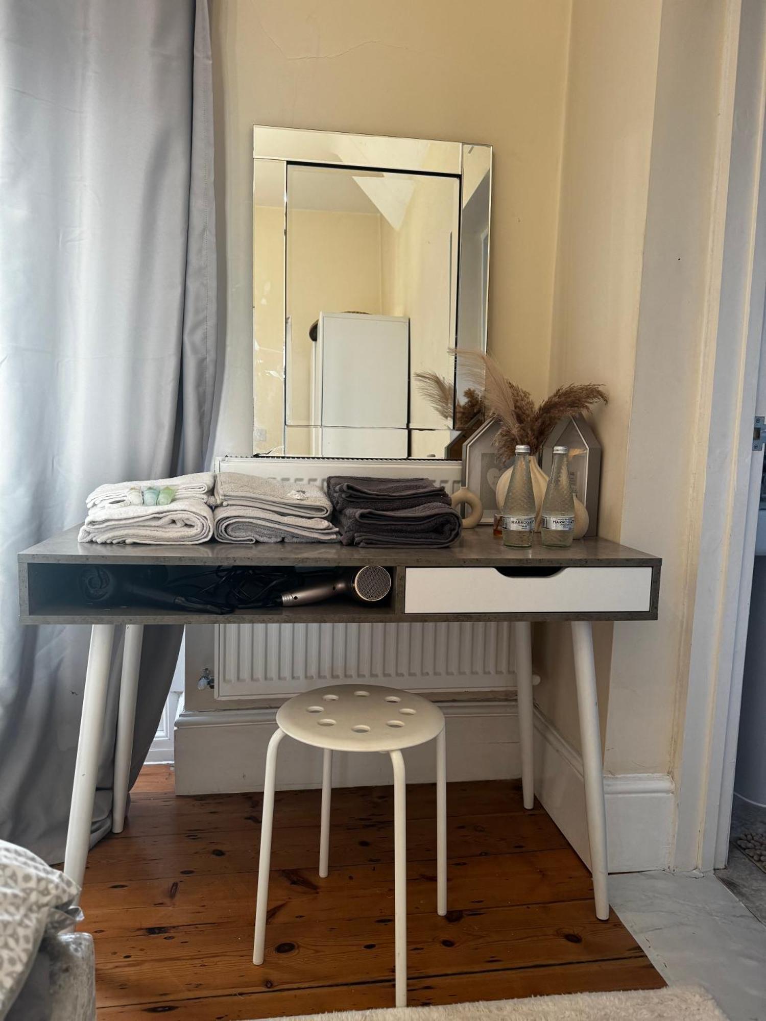 5 Min From Westfield, Stratford, , And Elizabeth Olympic Park With Free Netflix Apartment